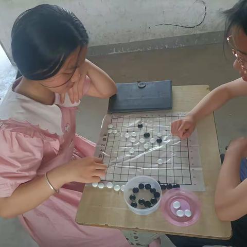 小棋子，大智慧——怀远县万福镇关圩小学六年级学生进行五子棋对弈活动剪影