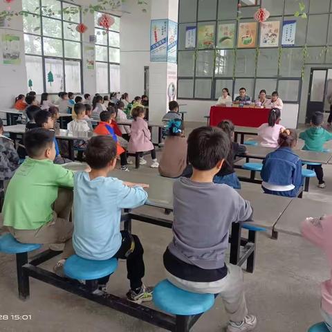 豆门乡刘东小学期中考试表彰大会