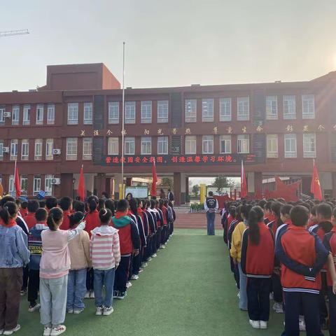 营造校园安全氛围    创造温馨学习环境——濮阳县第七实验小学升旗仪式