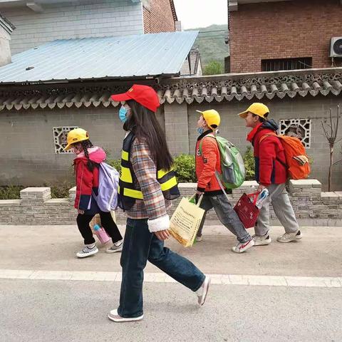 用心护学   为爱站岗----天成镇铁塬小学爱心护学岗