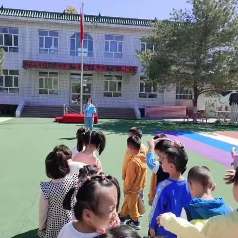 “爱劳动   悦成长”呼图壁镇中心幼儿园中班组五一劳动节主题教育活动