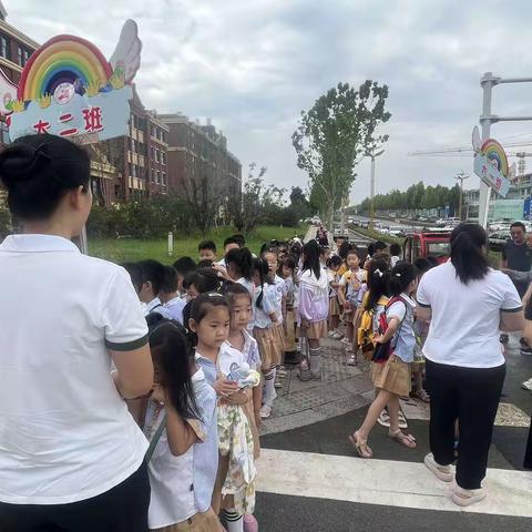 “走进小学，续写童年”三英幼儿园参观小学