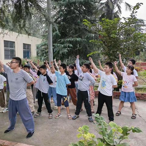 西平县盆尧张渡口小学开展大课间武术培训活动