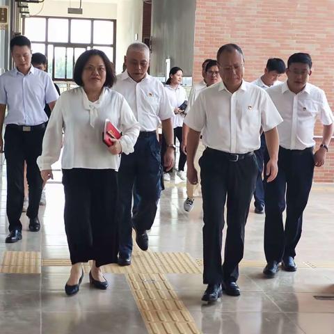 领导关怀送温暖 特教之花更灿烂