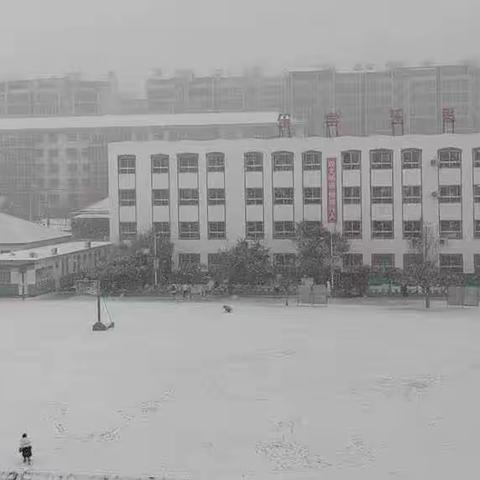 邂逅校园雪景   嗨翻快乐童年