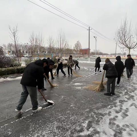 初雪满校园 扫雪护安全-