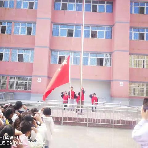 灵璧县娄庄中心小学举行“爱护校园环境”主题升旗仪式