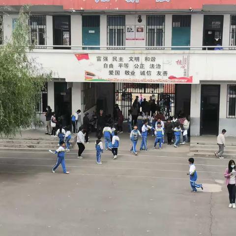 家校共育，静待花开——石村中心小学家长会