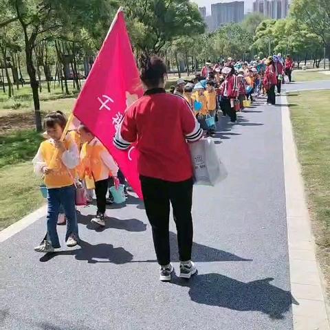 千禧幼儿园大三班走出幼儿园，观察大自然。五月十四日，星期二，早上九点出发