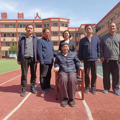 传递书香 惠泽后学                            ——项城一中86岁退休老教师向学校图书馆捐赠珍藏著作