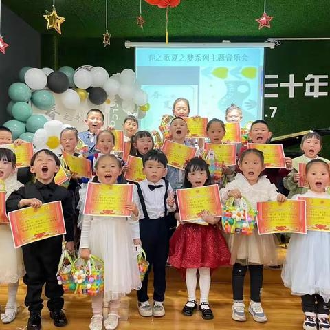 感谢大家在忙碌的工作之余亲临众智文化艺术培训学校组织的“春之歌夏之梦”钢琴音乐会现场！