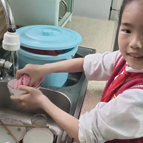 “致敬劳动模范，争做劳动小能手”（实验小学206班骆恬伊）