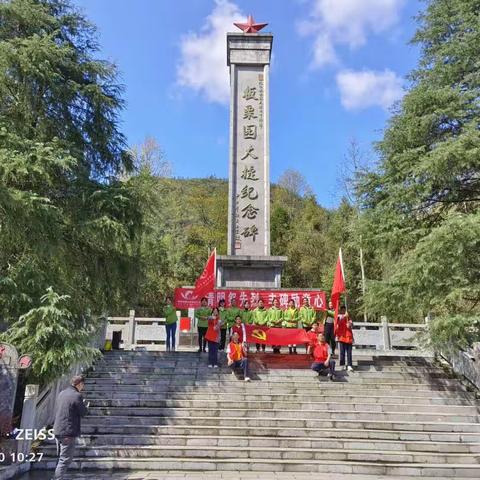 《清明祭先烈，丰碑励童心》——李家河镇小雨点幼儿园扫墓活动