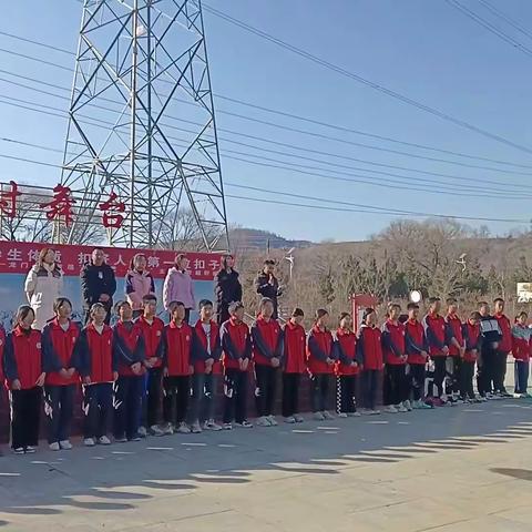 锻造健全人格 增强学生体质 扣好人生第一粒扣子