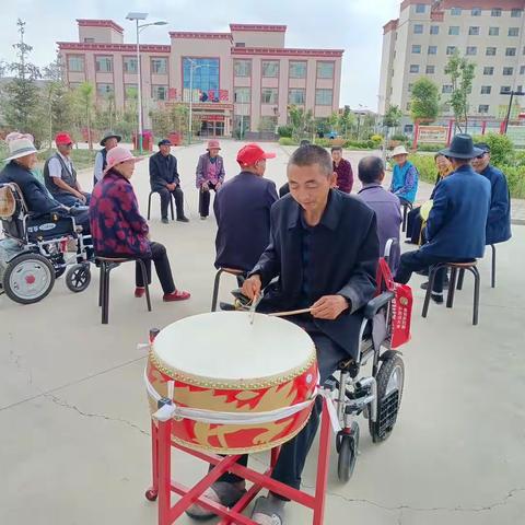 最美人间七月天  老人嬉笑乐开怀
