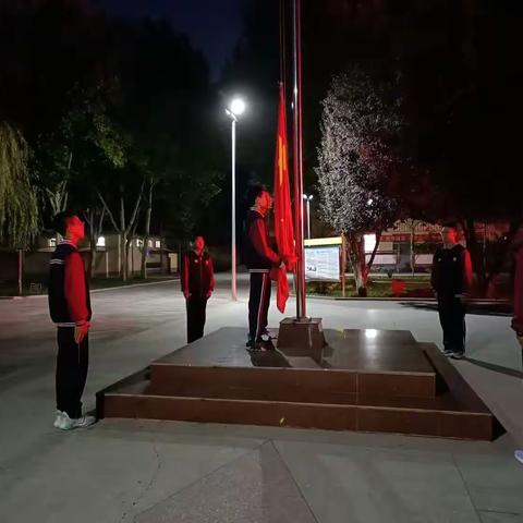 预防校园欺凌，共建和谐校园——绛县城关初中学开展预防校园欺凌主题升旗仪式