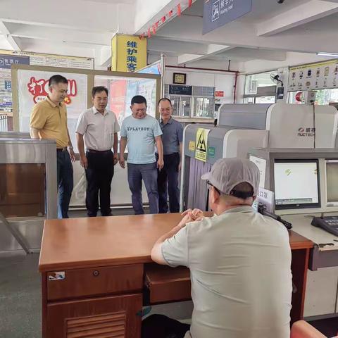 “五一”期间“交通人”为人民群众安全出行护路保驾
