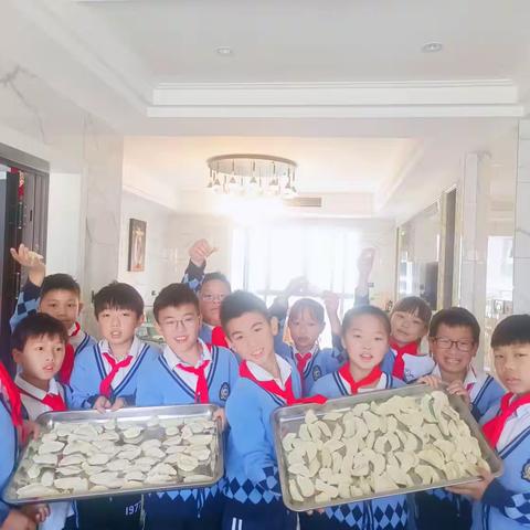 “巧手包饺子 劳动助成长”——洋安小学四（1）班幸福树中队五一劳动节实践活动。