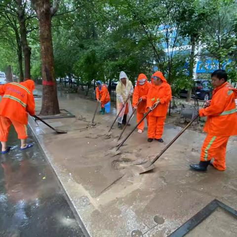市环卫中心3000余名环卫职工全员上岗，雨中奋战，确保道路通畅