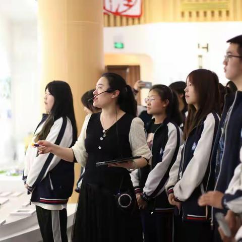 邹城一中鹿鸣金声合唱团参观校史馆