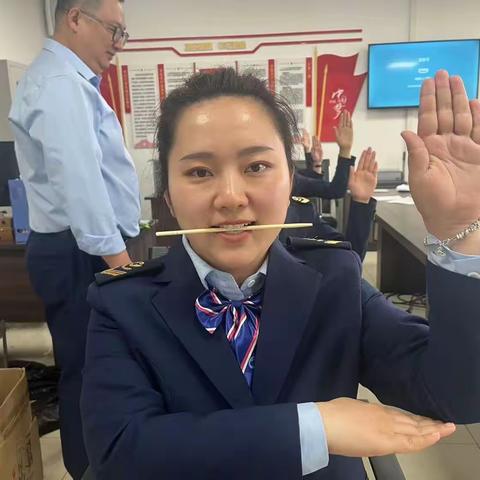 “与礼仪牵手、和文明服务同行”——四棵树收费站开展文明服务礼仪系列培训活动