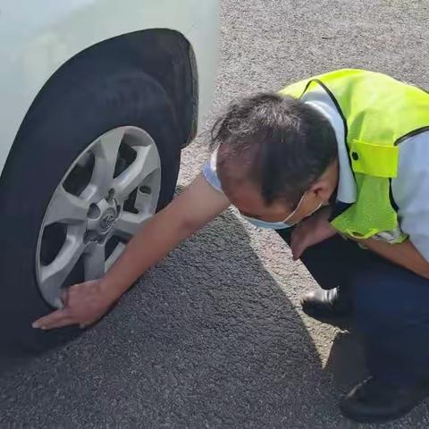 四棵树收费站--热心帮助故障车  真情服务暖人心