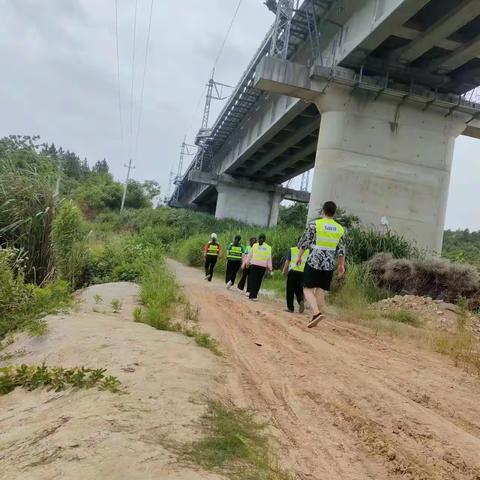 都昌县开展汛期护路巡线活动