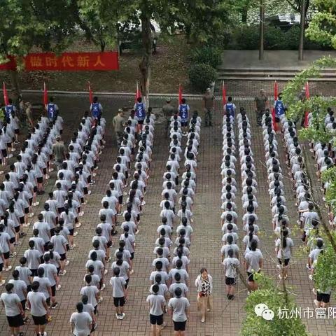 学军人风采，强身体之素质，努力铸就成长，拼搏展现风采。