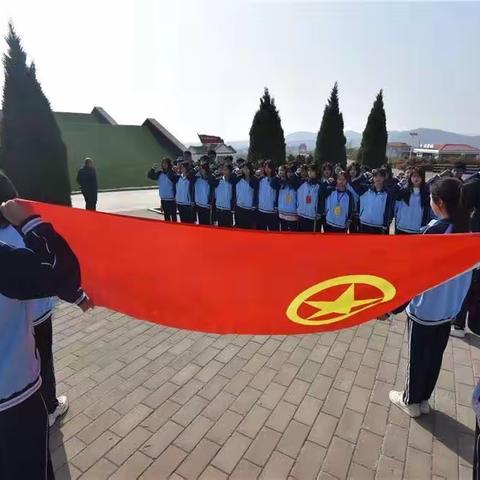 邹城二中团委组织开展“重温入团誓词 担当青春使命”活动