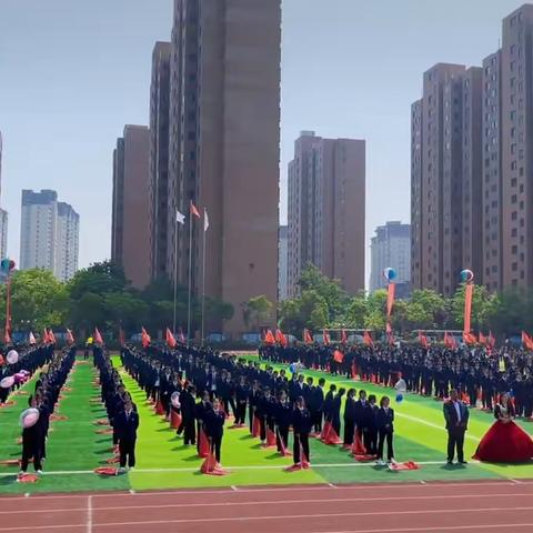 鹰击天空壮，鹏飞海浪春
