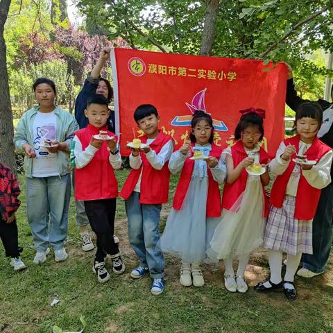 在春天收获美好，让朗朗读书声在公园飘荡！--濮阳市第二实验小学2021级5班扬帆阅读社团活动