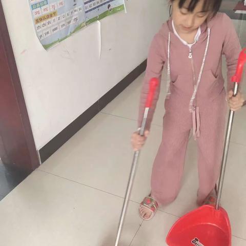 鄢陵县人民路小学一（七）班“阳光”假日小队——“迎五一，爱劳动”