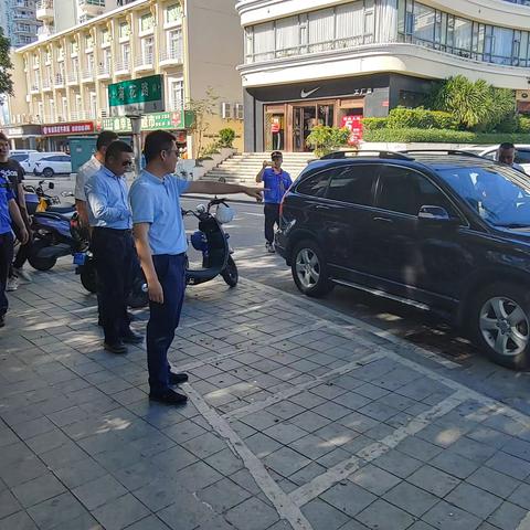 曾强副区长带队在大东海开展旅游市场整治行动