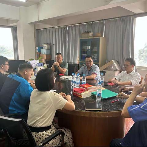 环卫车队党支部召开主题教育学习党员大会