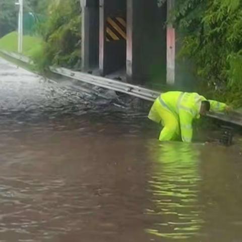 直属二大队四中队雨中执勤，为考生撑起“保护伞”