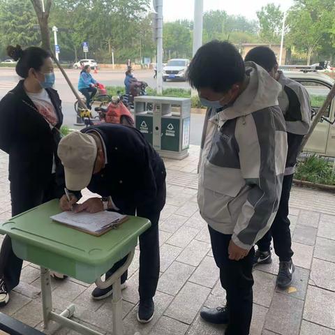 最美守护---三（4）班最美家长执勤篇