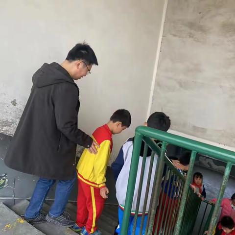 水泊街道茶庄小学防踩踏演练