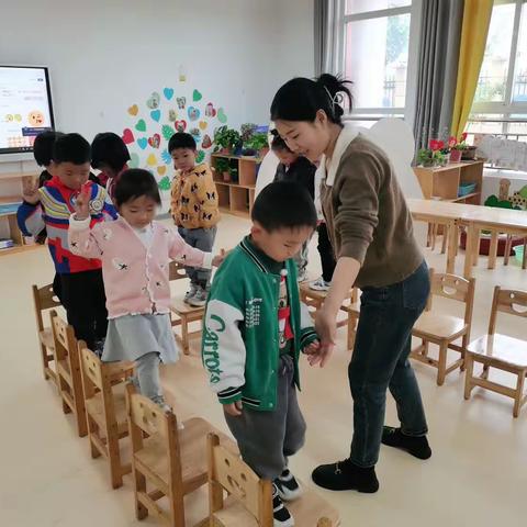 【班级动态】“椅”起乐翻天——黄屯分园小一班室内游戏
