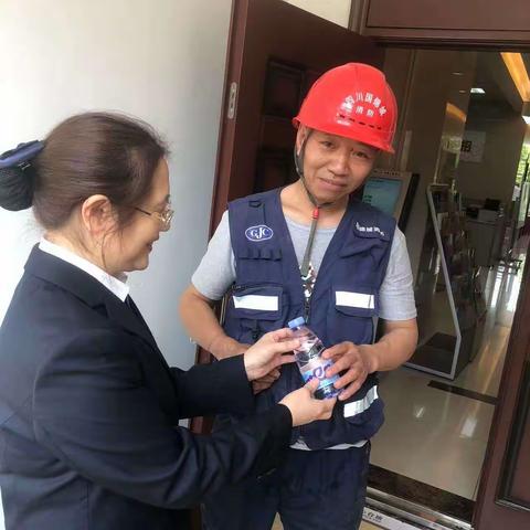 泸州龙马潭支行致敬最美劳动者