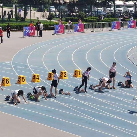 高新四小五年级田径队在陕西省第六届田径公开赛奋起拼搏、竞展风采精彩瞬间！