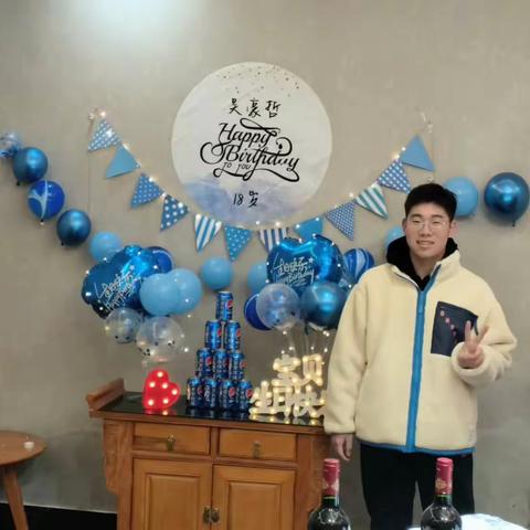 儿子你成年了妈妈非常欣慰，你儿时虎头虎脑的模样时刻出现在我眼前妈妈没能给你富裕的生活但给了你所有的爱