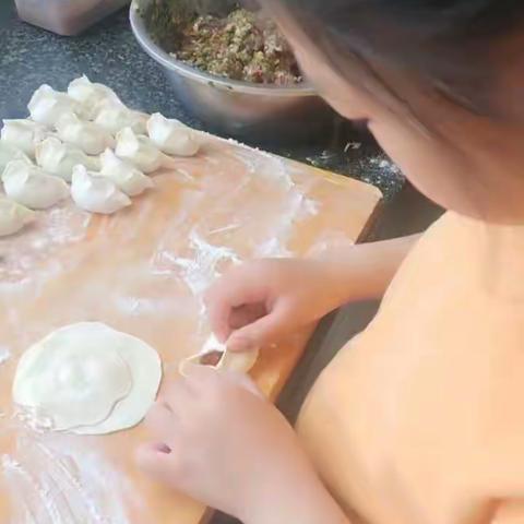 心中有爱   劳动最美      ——亿利东方学校2022级一班