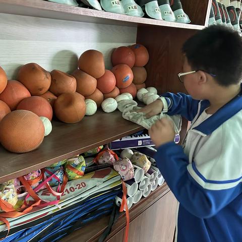 双城区第二小学六年级劳动美篇一一整理体育器材