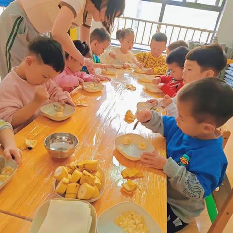 溪谷森林幼儿园卫星班食育课《香蕉派》😋😋😋