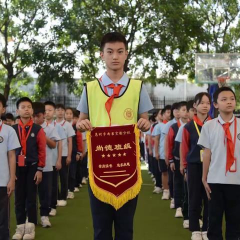 整齐有力的602班队伍。