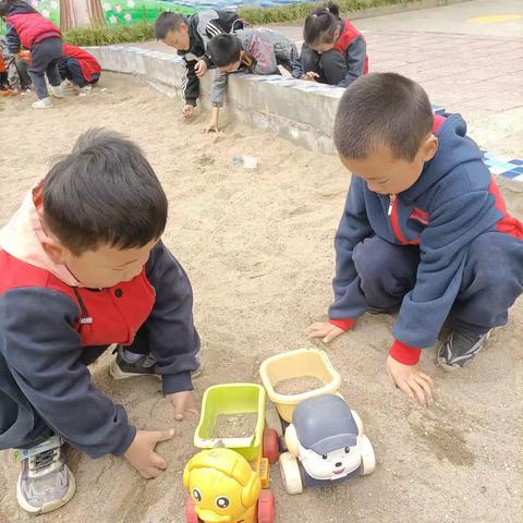 九峰镇中心幼儿园户外活动———好玩的沙子