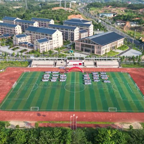 不负少年凌云志，勇迈高三新征程——遂川县燕山中学高三年级举行“挺进高三，决胜2025”启动仪式