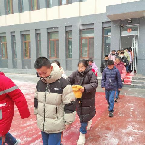 大雪至，冬意浓——五三班雪中即景语文课