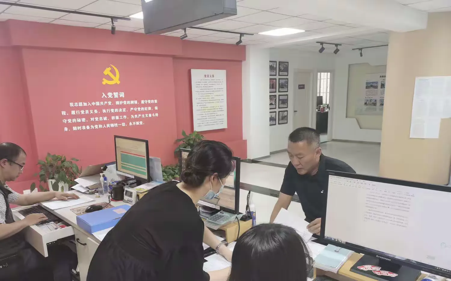 简篇-长安路街道党群服务中心开展“一把手走流程,坐窗口”活动