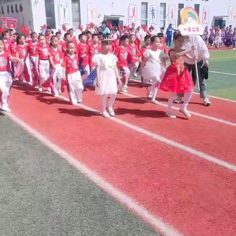 童年是五彩缤纷的，童真是水晶透明的，童趣是神话传神的，童心是弥足珍贵的，这是最美丽的季节。